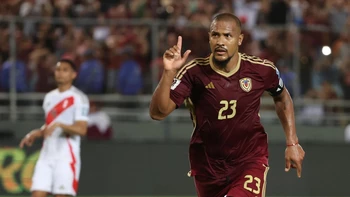 Venezuela derrotó (1-0) a Perú y desplazó a Bolivia de la zona de repechaje Venezuela derrotó (1-0) a Perú y desplazó a Bolivia de la zona de repechaje