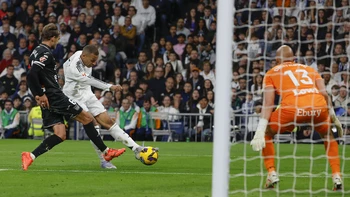 Victoria sufrida del Real Madrid para seguir en la pelea por LaLiga (3-2) Victoria sufrida del Real Madrid para seguir en la pelea por LaLiga (3-2)