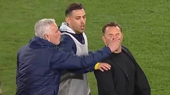 Mourinho se encaró y tiró de la nariz al entrenador del Galatasaray Mourinho se encaró y tiró de la nariz al entrenador del Galatasaray