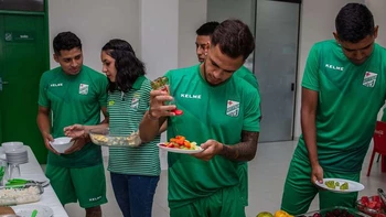 Ellas también ‘gambetean’ en el fútbol profesional masculino de Bolivia Ellas también ‘gambetean’ en el fútbol profesional masculino de Bolivia