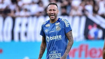 Neymar vuelve a entrenarse con el Santos, un mes después de su última lesión Neymar vuelve a entrenarse con el Santos, un mes después de su última lesión