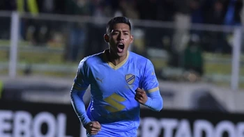 Bolívar se repone con triunfo contundente sobre Sporting Cristal (3-0) Bolívar se repone con triunfo contundente sobre Sporting Cristal (3-0)