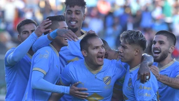 Bolívar celebra su centenario con una goleada 5-1 sobre Wilstermann Bolívar celebra su centenario con una goleada 5-1 sobre Wilstermann