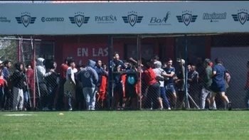 Barras de Wilstermann ingresan al complejo y se van a los golpes con Arnaldo Giménez Barras de Wilstermann ingresan al complejo y se van a los golpes con Arnaldo Giménez