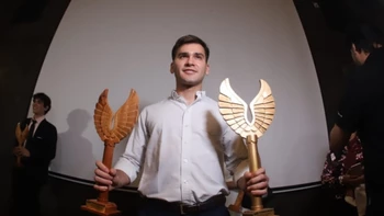 Bruno Bulacia se llevó la Victoria Alada Dorada 2024 Bruno Bulacia se llevó la Victoria Alada Dorada 2024