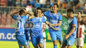 Blooming se impuso (3-1) a Independiente y subió al tercer puesto Blooming se impuso (3-1) a Independiente y subió al tercer puesto