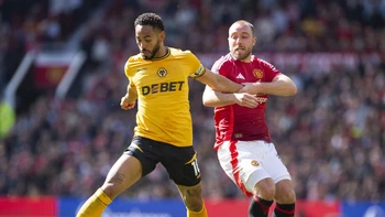 El United tropieza en casa y Wolverhampton se impone (0-1) con un golazo de falta El United tropieza en casa y Wolverhampton se impone (0-1) con un golazo de falta