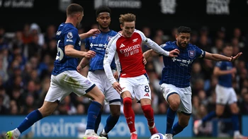 El Arsenal goleó (0-4) al Ipswich y retrasa el festejo del Liverpool El Arsenal goleó (0-4) al Ipswich y retrasa el festejo del Liverpool
