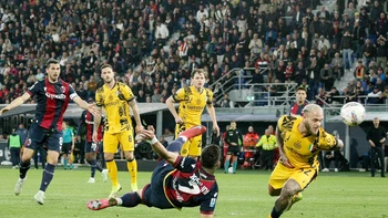 El Bolonia venció (1-0) al Inter y pone en peligro el Scudetto El Bolonia venció (1-0) al Inter y pone en peligro el Scudetto