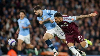 El Manchester City ganó (2-1) sobre la hora y mete presión en la tabla El Manchester City ganó (2-1) sobre la hora y mete presión en la tabla