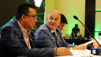 Costa anuncia que irá por la reelección en la FBF Costa anuncia que irá por la reelección en la FBF