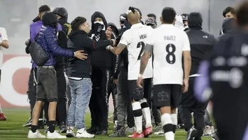 Colo Colo sufre dura sanción de la CONMEBOL tras incidentes ante Fortaleza Colo Colo sufre dura sanción de la CONMEBOL tras incidentes ante Fortaleza