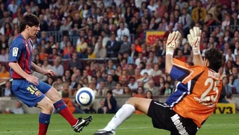 Se cumplen veinte años del primer gol oficial de Messi con el Barcelona Se cumplen veinte años del primer gol oficial de Messi con el Barcelona
