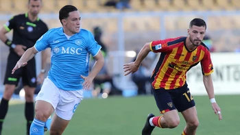 Nápoles venció (0-1) al Lecce y acaricia el Scudetto Nápoles venció (0-1) al Lecce y acaricia el Scudetto