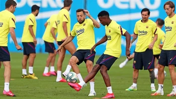 Revelan que cinco jugadores y dos técnicos del Barcelona dieron positivo por coronavirus Revelan que cinco jugadores y dos técnicos del Barcelona dieron positivo por coronavirus
