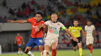 FC Universitario hunde a Wilstermann en el Félix Capriles FC Universitario hunde a Wilstermann en el Félix Capriles