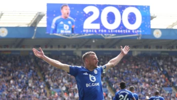 Vardy se despide con gol y ovación en su partido 500 Vardy se despide con gol y ovación en su partido 500