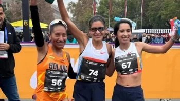 La boliviana Jhoselyn Camargo ganó plata en la Media Maratón de Santiago La boliviana Jhoselyn Camargo ganó plata en la Media Maratón de Santiago