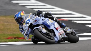 Álex Márquez contiene el empuje de su hermano y gana la carrera al sprint en Silverstone Álex Márquez contiene el empuje de su hermano y gana la carrera al sprint en Silverstone
