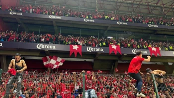 Los aficionados del Toluca se rinden ante su equipo, campeón después de 15 años Los aficionados del Toluca se rinden ante su equipo, campeón después de 15 años