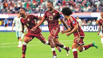 Venezuela recibe a Bolivia con nueve futbolistas al borde de la suspensión Venezuela recibe a Bolivia con nueve futbolistas al borde de la suspensión