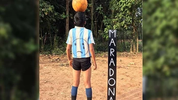 ¡Emotivo! Un niño en India recrea uno de los mejores goles de Maradona ¡Emotivo! Un niño en India recrea uno de los mejores goles de Maradona