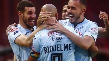 Riquelme reclama renovación de contrato con su gol Riquelme reclama renovación de contrato con su gol