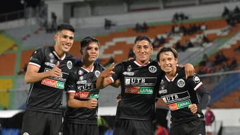 FC Universitario golea a Independiente (3-0) y suma su primera victoria en la Copa Bolivia FC Universitario golea a Independiente (3-0) y suma su primera victoria en la Copa Bolivia