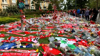 Un mar de bufandas rojas emerge en Anfield para recordar a Diogo Jota Un mar de bufandas rojas emerge en Anfield para recordar a Diogo Jota