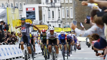 Van der Poel se viste de amarillo tras una exhibición en la etapa más larga del Tour Van der Poel se viste de amarillo tras una exhibición en la etapa más larga del Tour