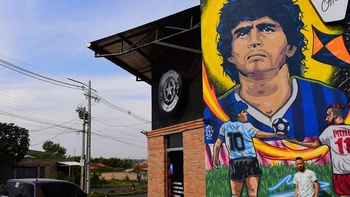 <br />
Un gran mural de Maradona en Paraguay, homenaje de un fan futbolista y tatuador<br />
<br />
Un gran mural de Maradona en Paraguay, homenaje de un fan futbolista y tatuador<br />