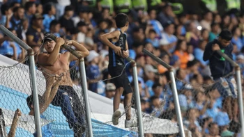 Para evitar disturbios, la hinchada de Blooming salió escoltada de Montero Para evitar disturbios, la hinchada de Blooming salió escoltada de Montero