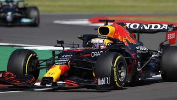 Verstappen ganó el primer "esprínter" de la F1 y saldrá desde la pole este domingo en Silverstone Verstappen ganó el primer "esprínter" de la F1 y saldrá desde la pole este domingo en Silverstone