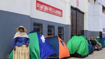 Bolivianos duermen frente al estadio para comprar entradas a un mes de partido con Brasil Bolivianos duermen frente al estadio para comprar entradas a un mes de partido con Brasil