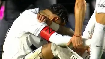 Neymar da explicaciones a barras del Santos durante una invasión al club Neymar da explicaciones a barras del Santos durante una invasión al club