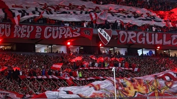 Independiente identifica y expulsa a 25 hinchas que atacaron a aficionados de U de Chile Independiente identifica y expulsa a 25 hinchas que atacaron a aficionados de U de Chile