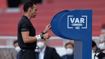 Conmebol usará herramienta que permitirá al árbitro anunciar decisión tras chequear el VAR Conmebol usará herramienta que permitirá al árbitro anunciar decisión tras chequear el VAR