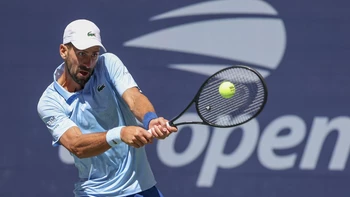 Djokovic pierde un set antes de clasificarse a tercera ronda Djokovic pierde un set antes de clasificarse a tercera ronda