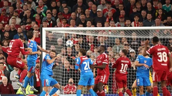 Van Dijk arruina la proeza de Llorente Van Dijk arruina la proeza de Llorente