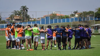 Bolívar trabaja en césped sintético para adaptarse al Arena MRV de Atlético Mineiro Bolívar trabaja en césped sintético para adaptarse al Arena MRV de Atlético Mineiro