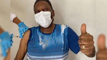 "Un día inolvidable": Pelé se vacuna contra el Covid-19 "Un día inolvidable": Pelé se vacuna contra el Covid-19