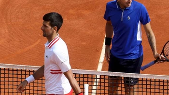 Djokovic perdió en octavos de Montecarlo; Nadal ganó y sigue en carrera Djokovic perdió en octavos de Montecarlo; Nadal ganó y sigue en carrera