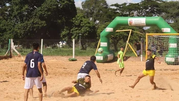 Hamacas-Dep. López y Enabolco-Salud SC, ‘semis’ del nacional de fútbol playa Hamacas-Dep. López y Enabolco-Salud SC, ‘semis’ del nacional de fútbol playa
