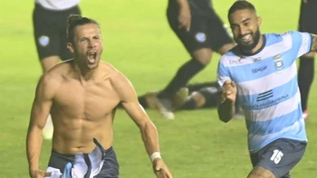 Jugadores de Blooming vuelven a entrenarse, pero con su propio material deportivo Jugadores de Blooming vuelven a entrenarse, pero con su propio material deportivo