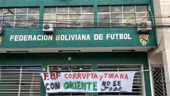 Pancartas de protesta en el edificio de la FBF y de la ACF en Santa Cruz Pancartas de protesta en el edificio de la FBF y de la ACF en Santa Cruz