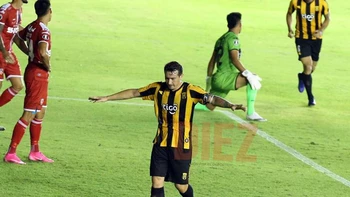 Royal Pari cae goleado por Guaraní y queda con un pie fuera de la Libertadores Royal Pari cae goleado por Guaraní y queda con un pie fuera de la Libertadores