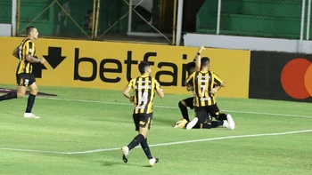 Una primera parte de Royal Pari para el olvido (0-3) Una primera parte de Royal Pari para el olvido (0-3)