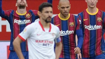 Barcelona gana en Sevilla y adelanta al Real Madrid Barcelona gana en Sevilla y adelanta al Real Madrid