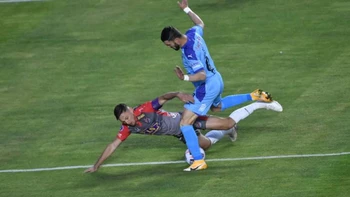 Bolívar gastó muy poco de su Arsenal (2-1) para ganar en su debut copero Bolívar gastó muy poco de su Arsenal (2-1) para ganar en su debut copero