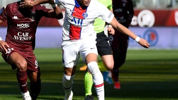 Dos goles de Mbappé sitúan líder provisional al París Saint-Germain Dos goles de Mbappé sitúan líder provisional al París Saint-Germain